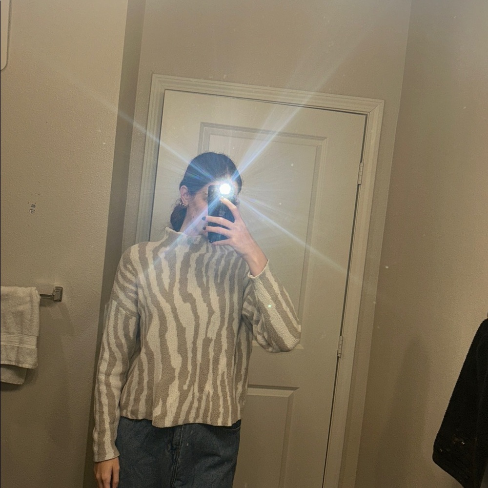 Stylish Zebra Pattern Sweater
Fleece - Picture 2 of 3